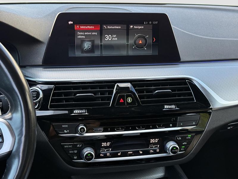 BMW Řada 5 540d xDrive Touring - fotka 11 z 21
