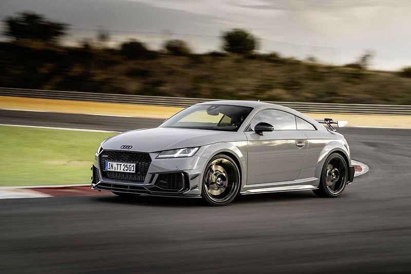 Původní koncept Audi TT spolu s limitovanou edicí TT RS Coupé Iconic Edition