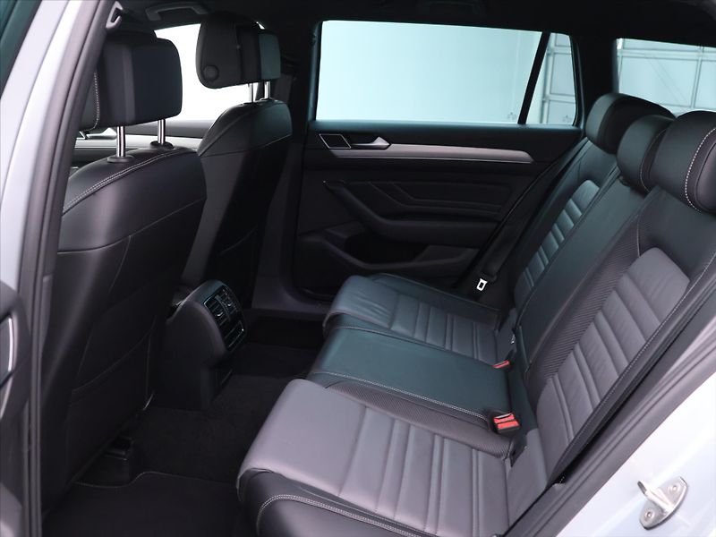 Volkswagen Passat 2.0 TDI DSG R-LINE Matrix - fotka 13 z 32