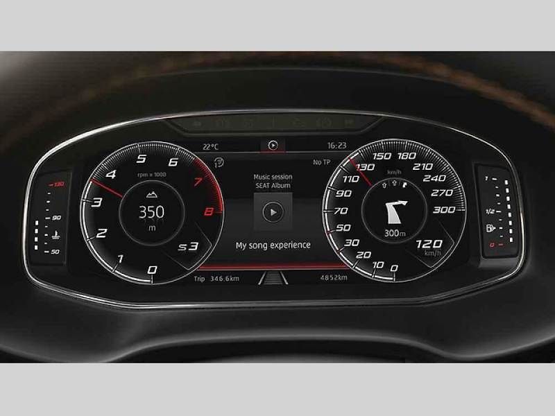 Auto poskytuje dostatek řidičské zábavy