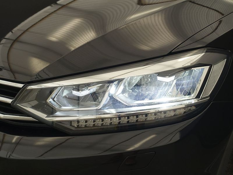Volkswagen Touran 2.0 TDi, DSG, LED SVĚTLA - fotka 30 z 36