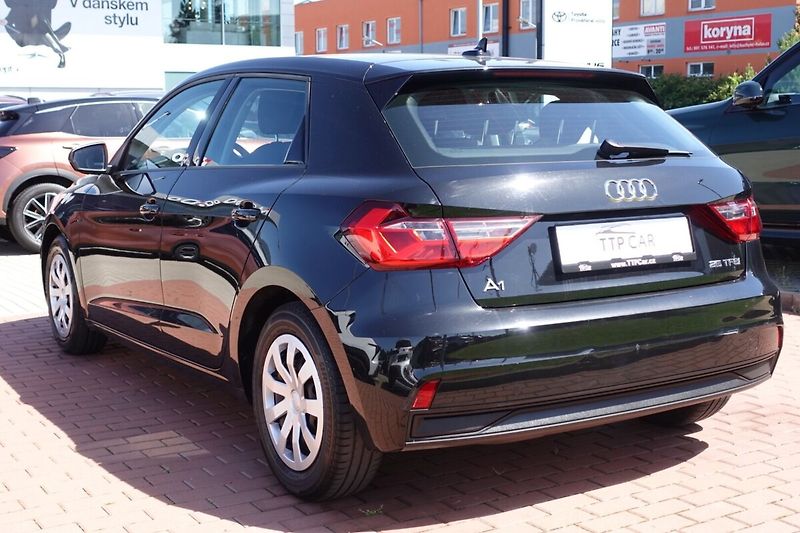 Audi A1 1,0TFSi 70kW S-line - fotka 6 z 25