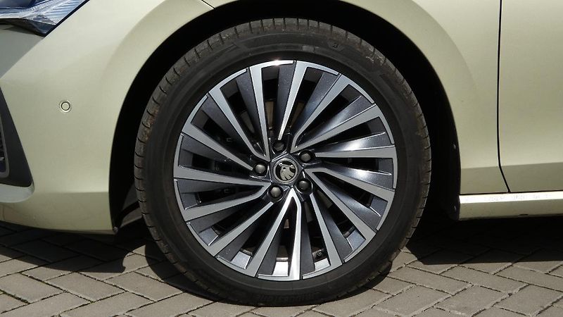 Škoda Superb 2.0 TDI 110kW L&K Combi DSG - fotka 29 z 30