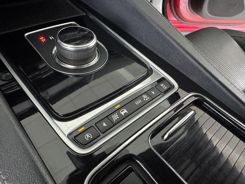 Jaguar F-Pace 20d AWD*AUT*R-SPORT*REZERVACE! - fotka 26 z 39