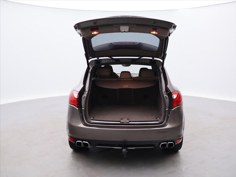 Porsche Cayenne 4.8 Turbo S 405kW DPH CZ - fotka 9 z 30