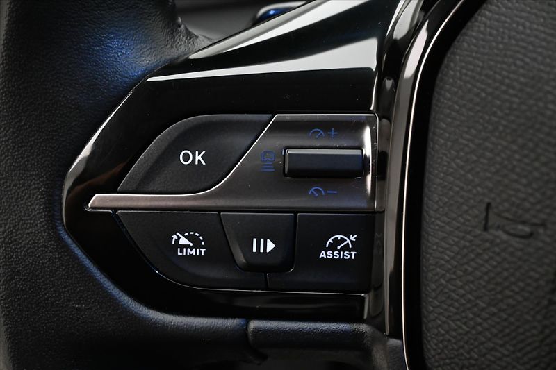 Peugeot 308 1,5 BlueHDI 96 kW ALLURE AT8 Z - fotka 23 z 31