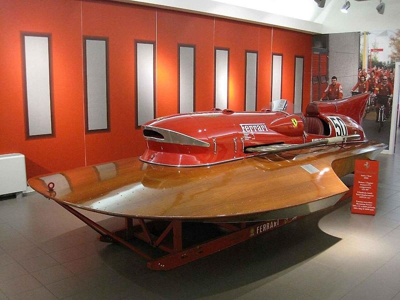 Rekordní závodní člun Arno XI - Ferrari na jedné z výstav.