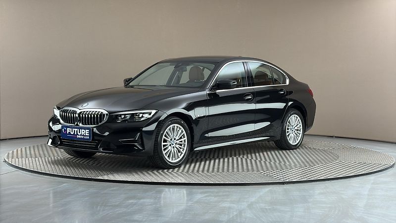 BMW Řada 3 320e AUT Luxury Line - fotka 1 z 27