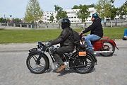 Stovka nablýskaných motocyklů a automobilů předválečné a meziválečné éry vyrazila v neděli z Horního náměstí v Přerově na spanilou jízdu regionem. Nejstarší účastnicí byla 88letá Libuše Šulcová. Vyrazila na motocyklu BSA 770 se sidecarem z roku 1928.