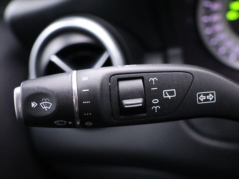 Mercedes-Benz Třídy A 1,6 180i 90kW CZ Sport Xenon - fotka 18 z 30