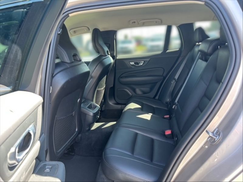 Volvo V60 2,0 B4 benzin Core AT - fotka 8 z 11
