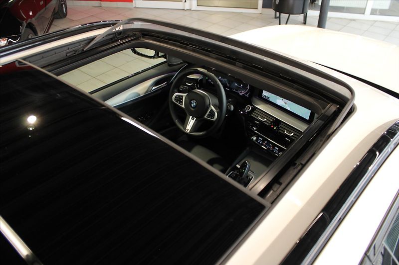 BMW Řada 5 530d xDrive M Sport DAProf/360 - fotka 9 z 35