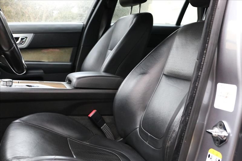 Jaguar XF 3,0 ČR, Automat, Navigace - fotka 25 z 46