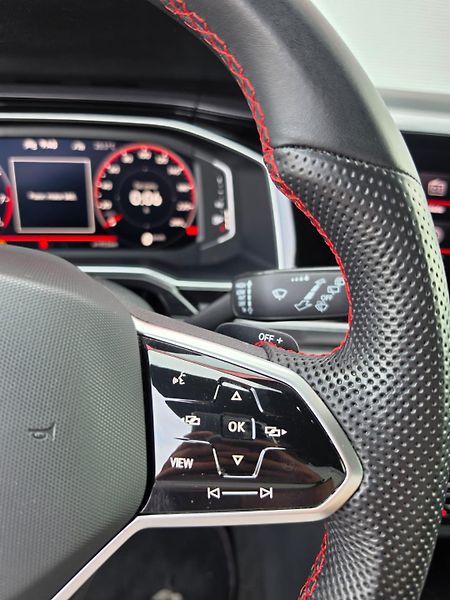 Volkswagen Polo GTI 2.0TSI DSG 152kW DPH 1.Maj - fotka 9 z 22