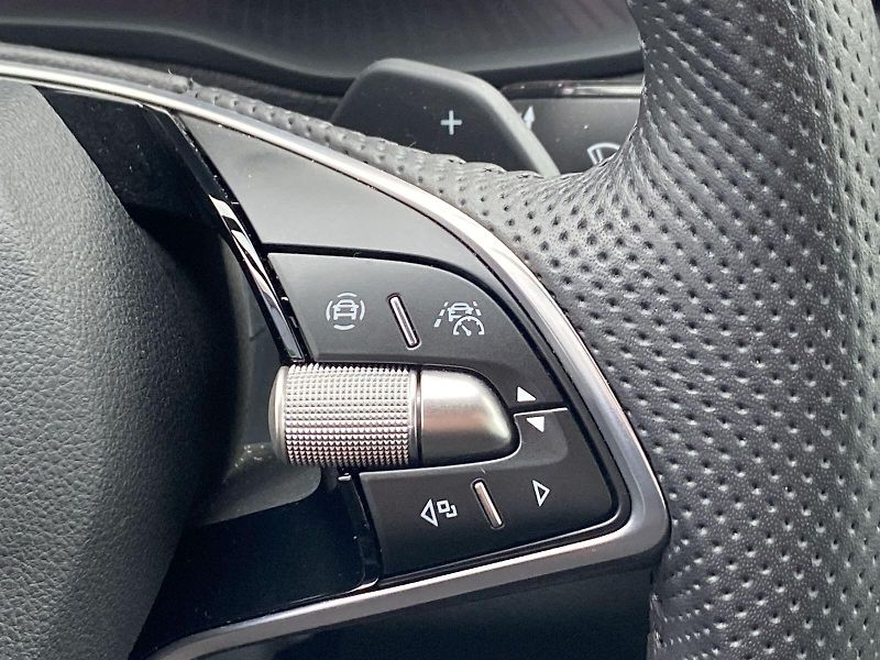Škoda Karoq (2025) 2.0 TDI 4x4 DSG SportLine - fotka 28 z 39