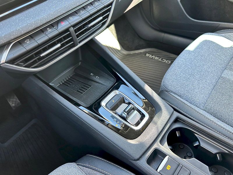 Škoda Octavia (2024) 1.5 TSI 110kW MHEV Top Selecti - fotka 18 z 24