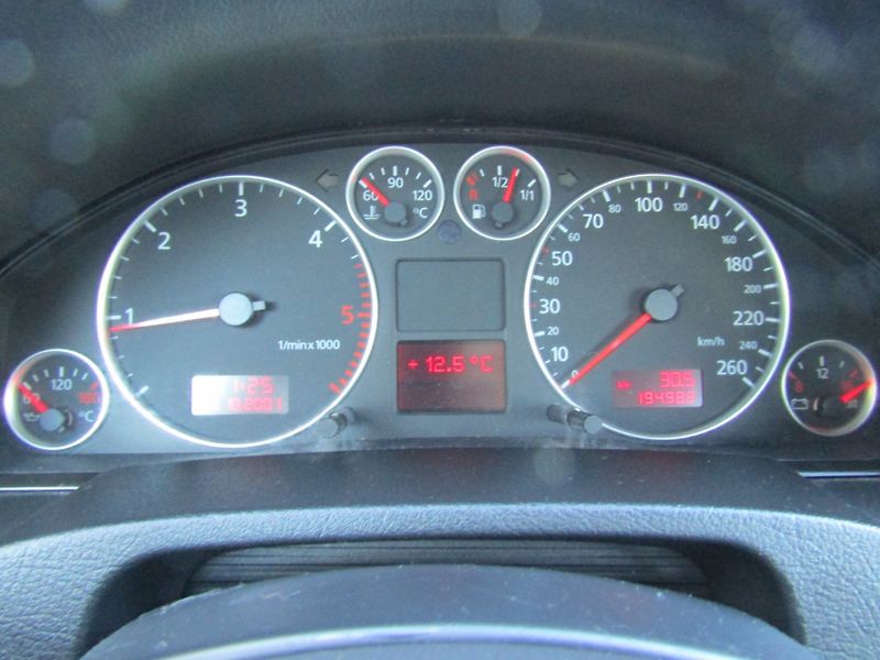 Audi A6 (2003) 1.9 TDI 96kW 2 SADY PNEU - fotka 27 z 33