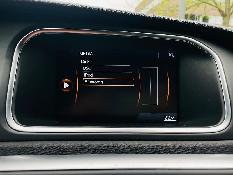 Volvo V40 2.0 D3 R-DESIGN MANUÁL TAŽNÉ - fotka 40 z 45