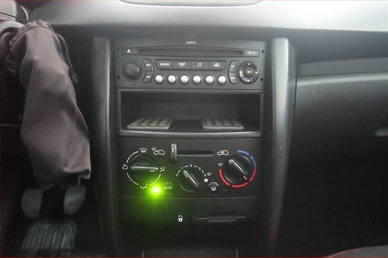 Peugeot 207 (2009) 1.4, nová STK, Klima - fotka 12 z 15