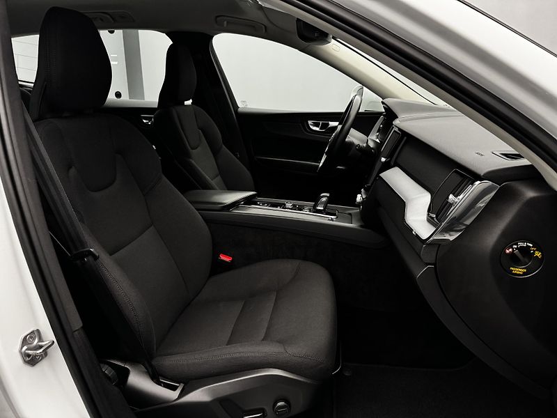 Volvo XC60 B4 AWD MOMENTUM AUT REZERVACE - fotka 24 z 45