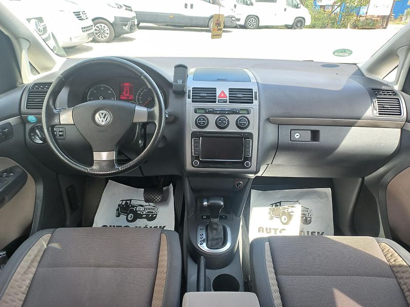 Volkswagen Touran (2008) Cross 2.0TDi 103kW DSG 7-míst - fotka 9 z 18