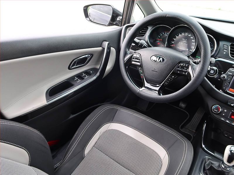 Kia Ceed (2014) Platinum 1.6 CRDi, Serv.kniha - fotka 7 z 18