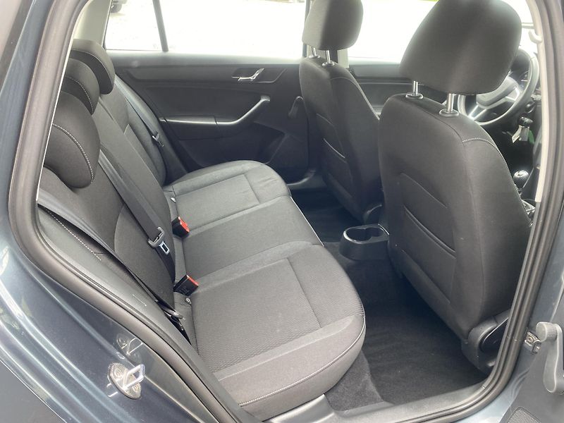 Škoda Rapid 1.2 TSI 81kW -KLIMA -ALU - PDC - fotka 29 z 35