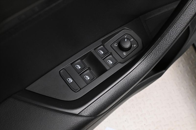 Škoda Karoq 1,6 TDI 85 kW Ambition Záruka - fotka 25 z 30