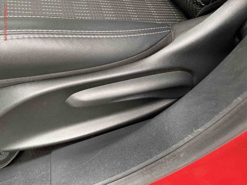 Peugeot 2008 (2016) 1.2PT, Allure, AT - fotka 14 z 20