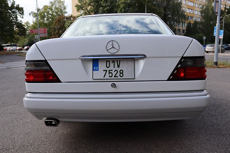 Mercedes-Benz 124 W124 320 E Sedan (1993) - fotka 16 z 32