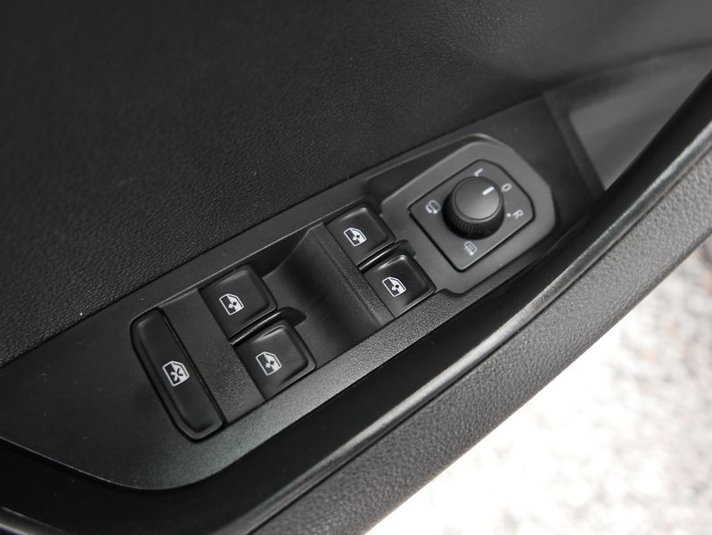 Škoda Karoq 2,0 TDI Tour 4x4 Automat - fotka 16 z 34