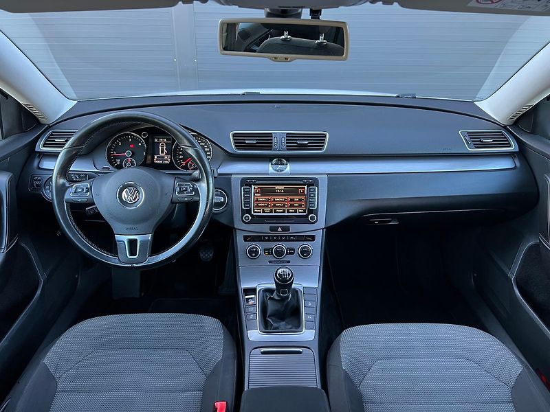 Volkswagen Passat TDI-ALU-NAVI-PLNÝ SERVIS - fotka 24 z 45