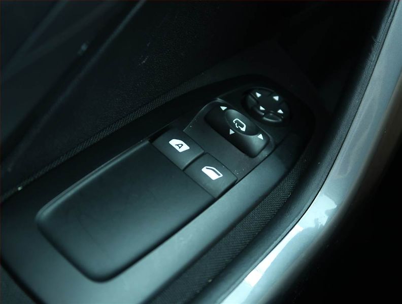 Peugeot 2008 (2018) Active Pack 1.2 PureTech - fotka 15 z 18