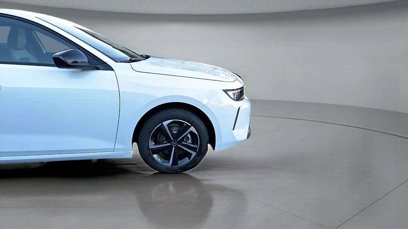 Opel Astra Edition HB 1.2 TURBO (96kW/130 - fotka 21 z 23