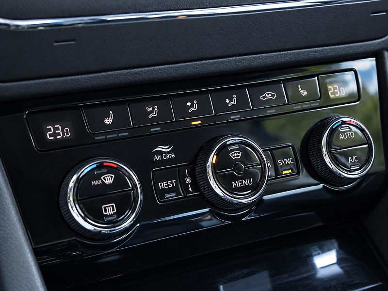 Škoda Superb 2,0 TDI DSG 110kW Style Navi - fotka 34 z 47