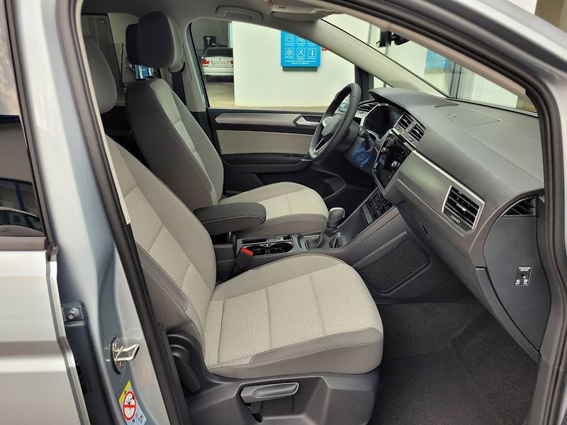Volkswagen Touran 1.5 TSI DSG R-Line 7míst TAŽNÉ - fotka 48 z 50