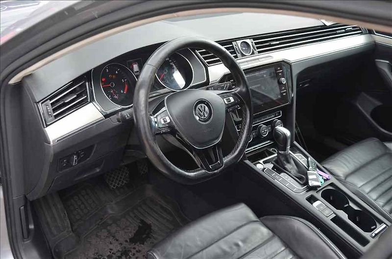 Volkswagen Passat (2018) 1,6 TDI HIGHLINE - fotka 13 z 22