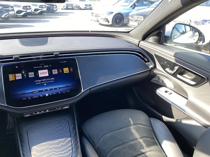 Mercedes-Benz Třídy E E 400e 4M AMG BURMESTER 4D - fotka 11 z 26