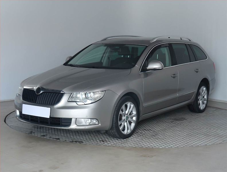Škoda Superb (2012) Elegance 2.0 TDI, Xenony - fotka 2 z 17