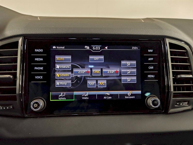 Škoda Karoq (2025) 1.5 TSI 110 kW DSG Sportline - fotka 15 z 31
