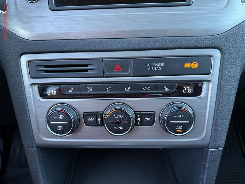 Volkswagen Golf Sportsvan (2015) 1.4TSi, ČR, DSG, bixen, kamea - fotka 15 z 17