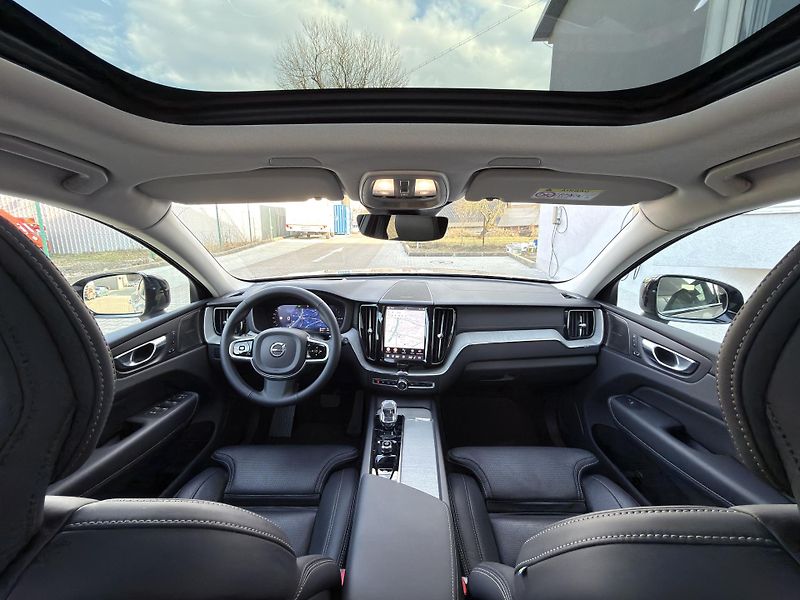 Volvo XC60 T8 AWD RECH.*ULTRA DARK + kola - fotka 26 z 62