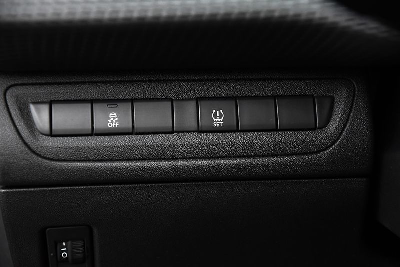 Peugeot 2008 1.2, KLIMATIZACE, TEMPOMAT - fotka 9 z 36