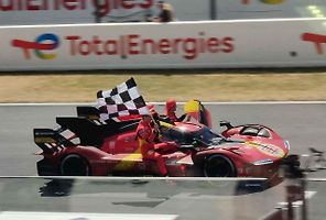 Vítěz 24 hodin Le Mans 2023, Ferrari stáje AF Corse, při triumfální jízdě. Foto: Wikimedia Commons, crash71100 CC0