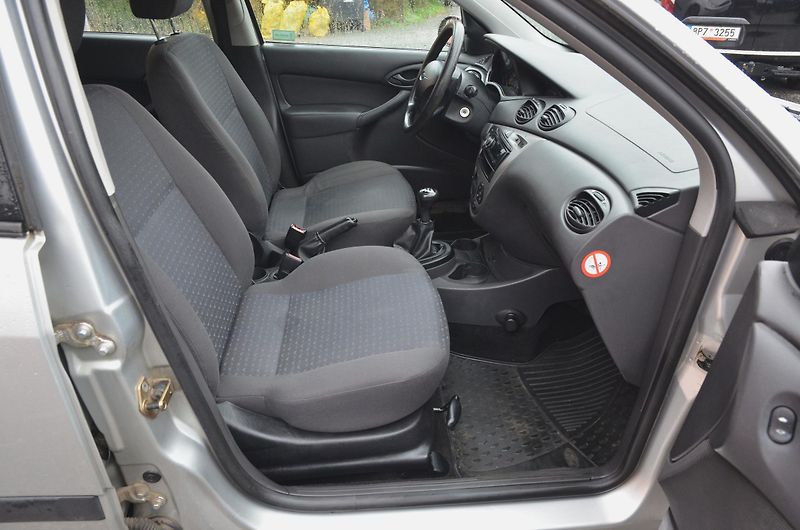 Ford Focus (2004) 1.6i Zetec 74kW / ČR / 115tkm - fotka 11 z 28