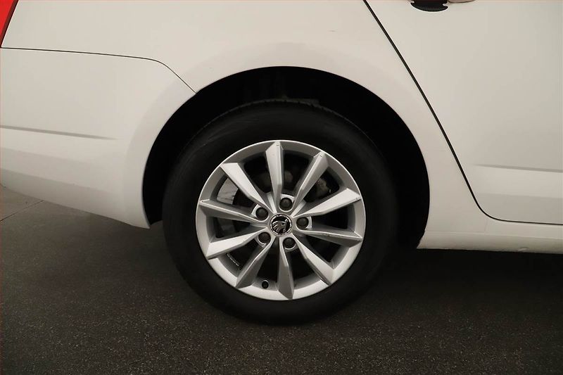 Škoda Octavia (2015) 1.6 TDI, Navi, Tempomat - fotka 12 z 15