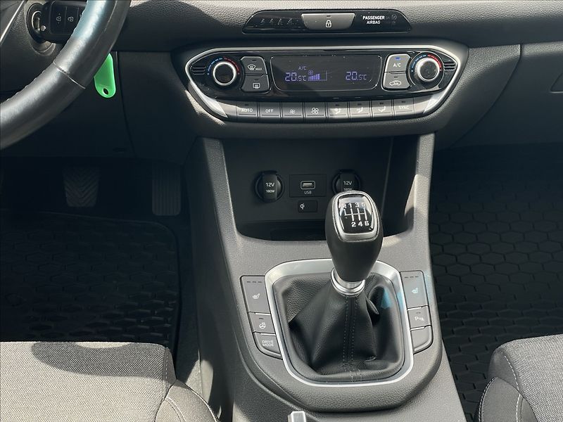 Hyundai i30 1,5 T-GDI Combi Smart PDC - fotka 12 z 23