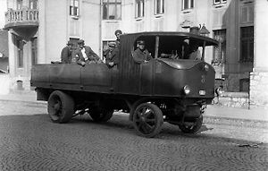 Parní nákladní automobil Škoda Sentinel se přestal vyrábět před 90 lety. Na snímku jeden z těchto vozů projíždí ulicí Komenského ve slovenských Košicích.