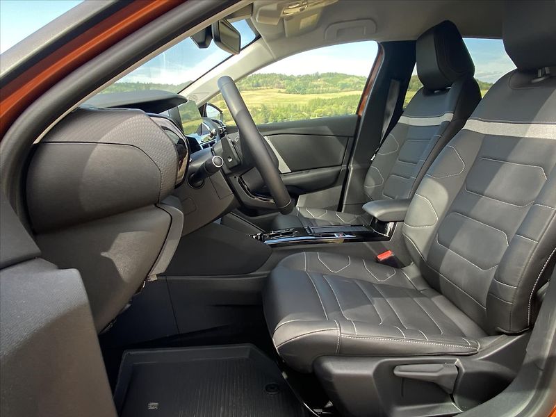 Citroën C4 1,2 PT 96kW Shine Aut Kůže HUD - fotka 11 z 34