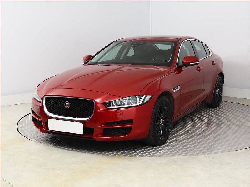 Jaguar XE (2016) 20d AWD, 4X4, Automat - fotka 2 z 16